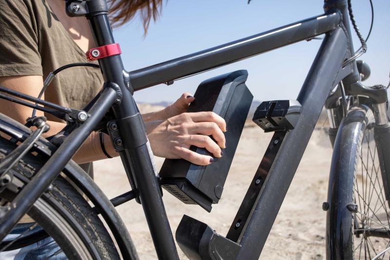 E-Bike Akku Pflege – Akku wird eingesetzt