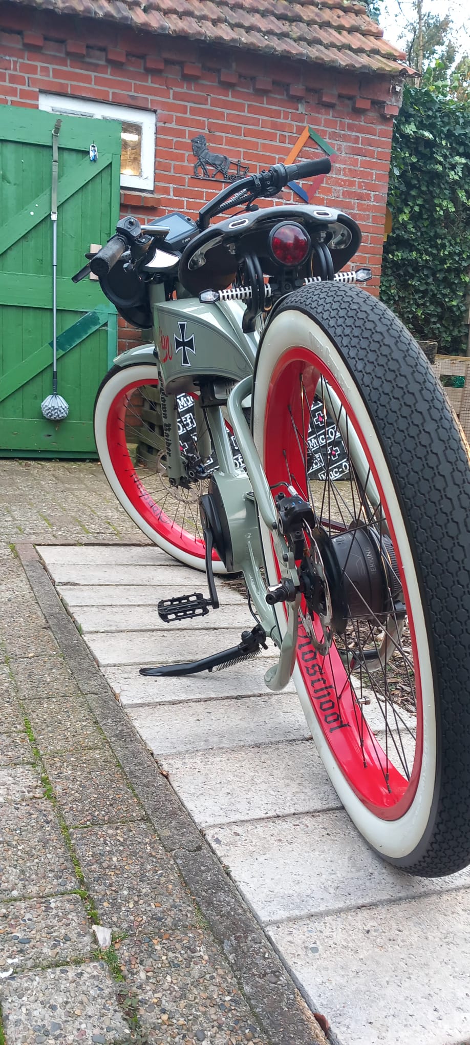 Custom Bike – Rückansicht mit roten Felgen